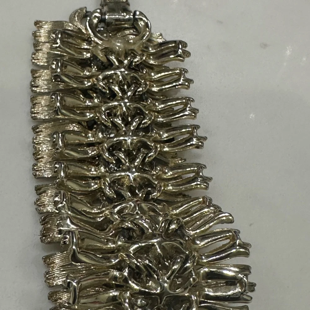 Vintage Lisner silver tone link bracelet/little this colorations due to age - Picture 4 of 9